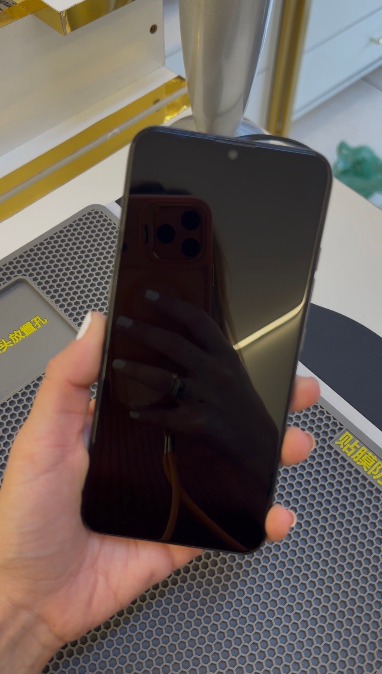 Troca de tampa traseira de celular na Aurea Conecta